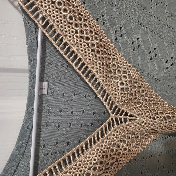 Women's Green V Neck 3/4 Sleeve Lace Detail Top Unbranded Size Large - Picture 3 of 8